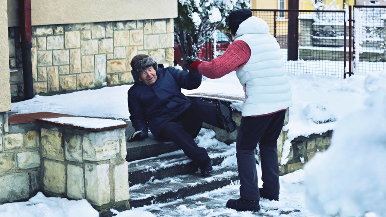 Pád na šmykľavom povrchu je pre seniorov ešte oveľa nebezpečnejší.