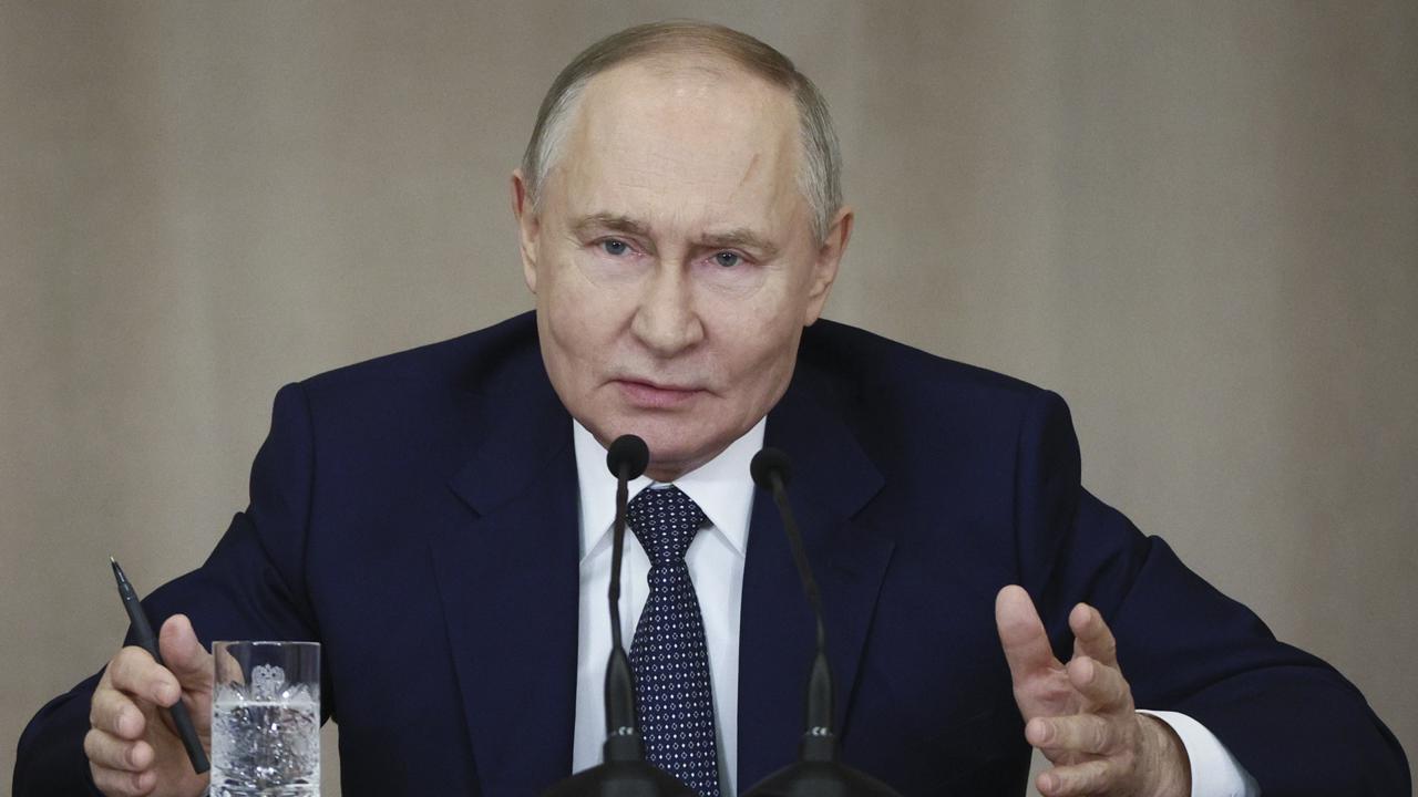 Ruský prezident Vladimir Putin podľa televíznych záberov v stredu navštívil vojakov v ruskej Kurskej oblasti zapojených do bojov proti ukrajinským jednotkám a vypočul si hlásenie o ich postupe. TASR sa odvoláva na správu agentúry AFP.