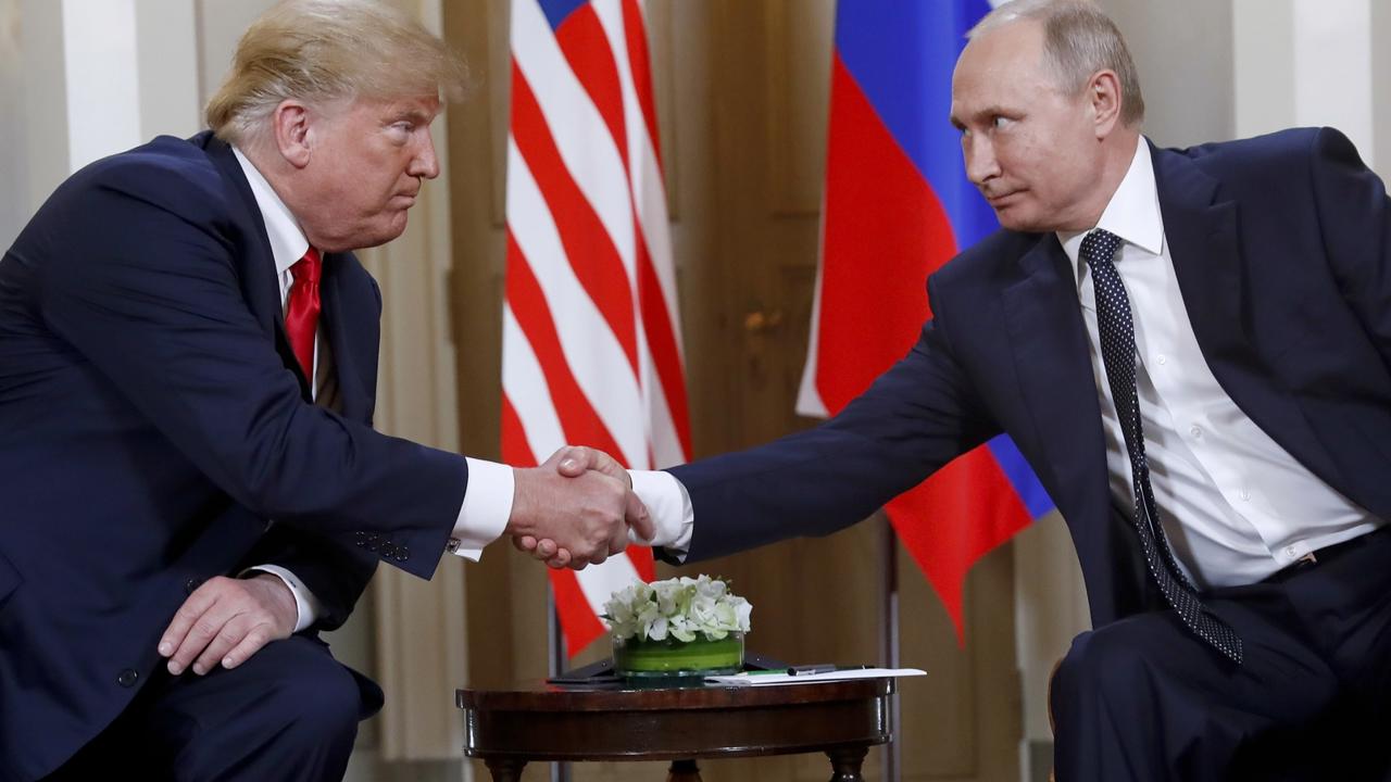 Na archívnej snímke zo 16. júla 2018 americký prezident Donald Trump (vľavo) a ruský prezident Vladimir Putin si podávajú ruky počas stretnutia v Helsinkách. Rokovania ruskej a americkej delegácie, ktoré majú v Saudskej Arábii prediskutovať možnú dohodu o ukončení vojny na Ukrajine a pripraviť summit Trump-Putin, by sa mohli začať v utorok 18. februára 2025. S odvolaním sa na americké a ruské médiá o tom v pondelok informovala britská stanica BBC a americká spravodajská televízia CNN.