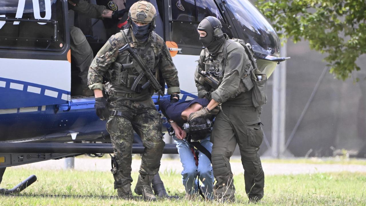 WA 34 archív Karlsruhe - Na archívnej snímke z 25. augusta 2024 hlavný podozrivý z útoku nožom v Solingene, ktorého policajti eskortujú z vrtuľníka v nemeckom meste Karlsruhe. Nemecká prokuratúra vo štvrtok 27. februára 2025 obvinila z troch vrážd a desiatich pokusov o vraždu sýrskeho občana, ktorý údajne útočil v auguste 2024 nožom v nemeckom meste Solingen. Informuje o tom TASR podľa správy agentúry DPA. Obvinený 26-ročný Ísá al-H. podľa prokuratúry plánoval útok spoločne s teroristickou skupinou Islamský štát (IS), ktorej je členom. Počas útoku 23. augusta 2024 údajne nožom zabil troch ľudí a desiatich zranil počas vonkajšieho podujatia "Festival rozmanitosti", ktorým mesto oslavovalo svoje 650. výročie. FOTO TASR/AP
FILE - The alleged perpetrator of the knife attack in Solingen is escorted from a helicopter in Karlsruhe, Germany, Sunday, Aug. 25, 2024. (Uli Deck/dpa via AP, File)