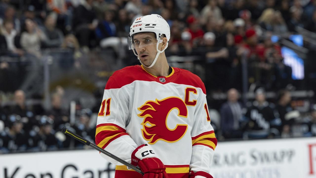 WA 2 Salt Lake City - Kapitán Calgary Flames Mikael Backlund hrá svoj jubilejný 1000. zápas v zámorskej NHL na ľade Utah Hockey Clubu v Salt Lake City v stredu 30. októbra 2024. FOTO TASR/AP 

 Calgary Flames center Mikael Backlund (11) on the ice plays in his 1000 game against Utah Hockey Club during the third period of an NHL hockey game, Wednesday, Oct. 30, 2024, in Salt Lake City. (AP Photo/Melissa Majchrzak)