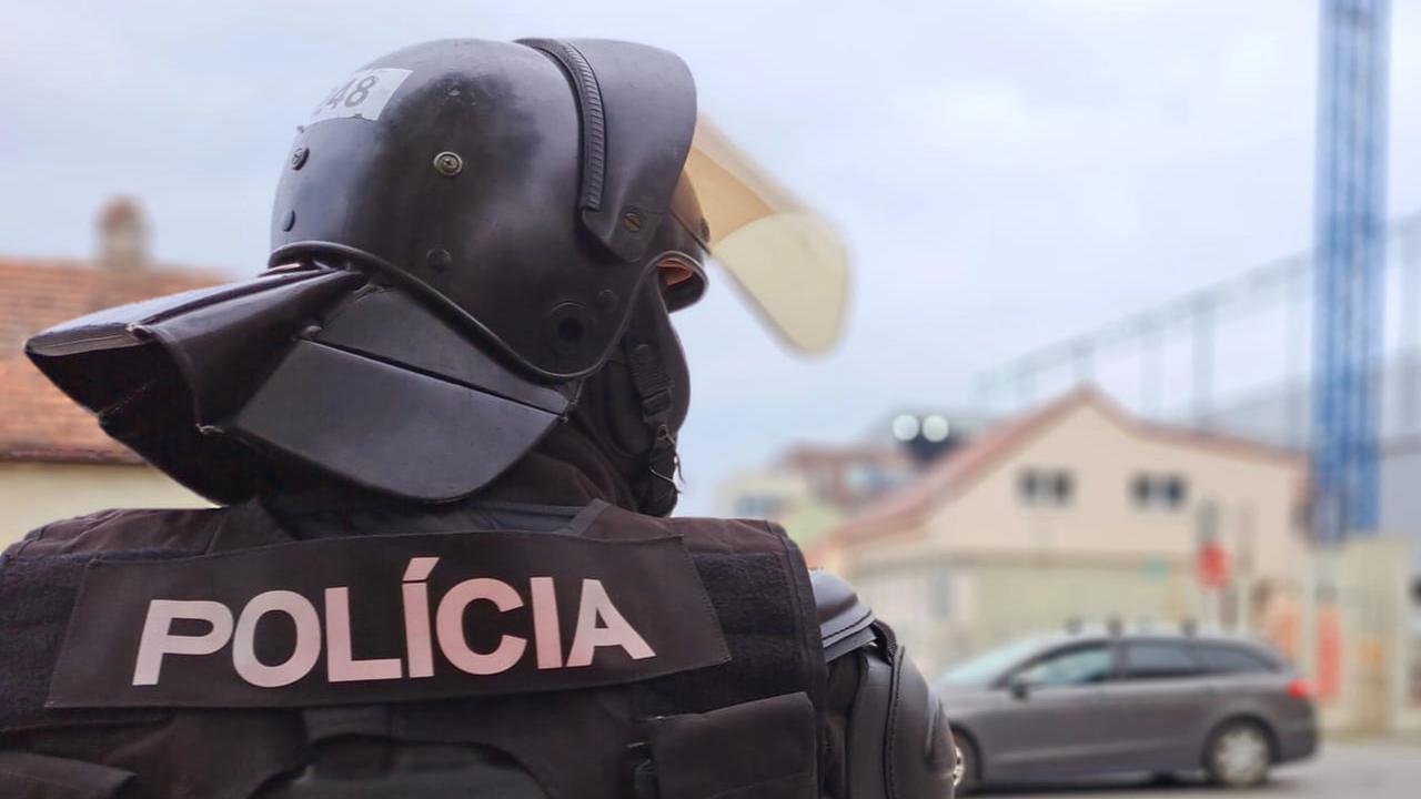 Policajti sa starali o bezpečnosť.