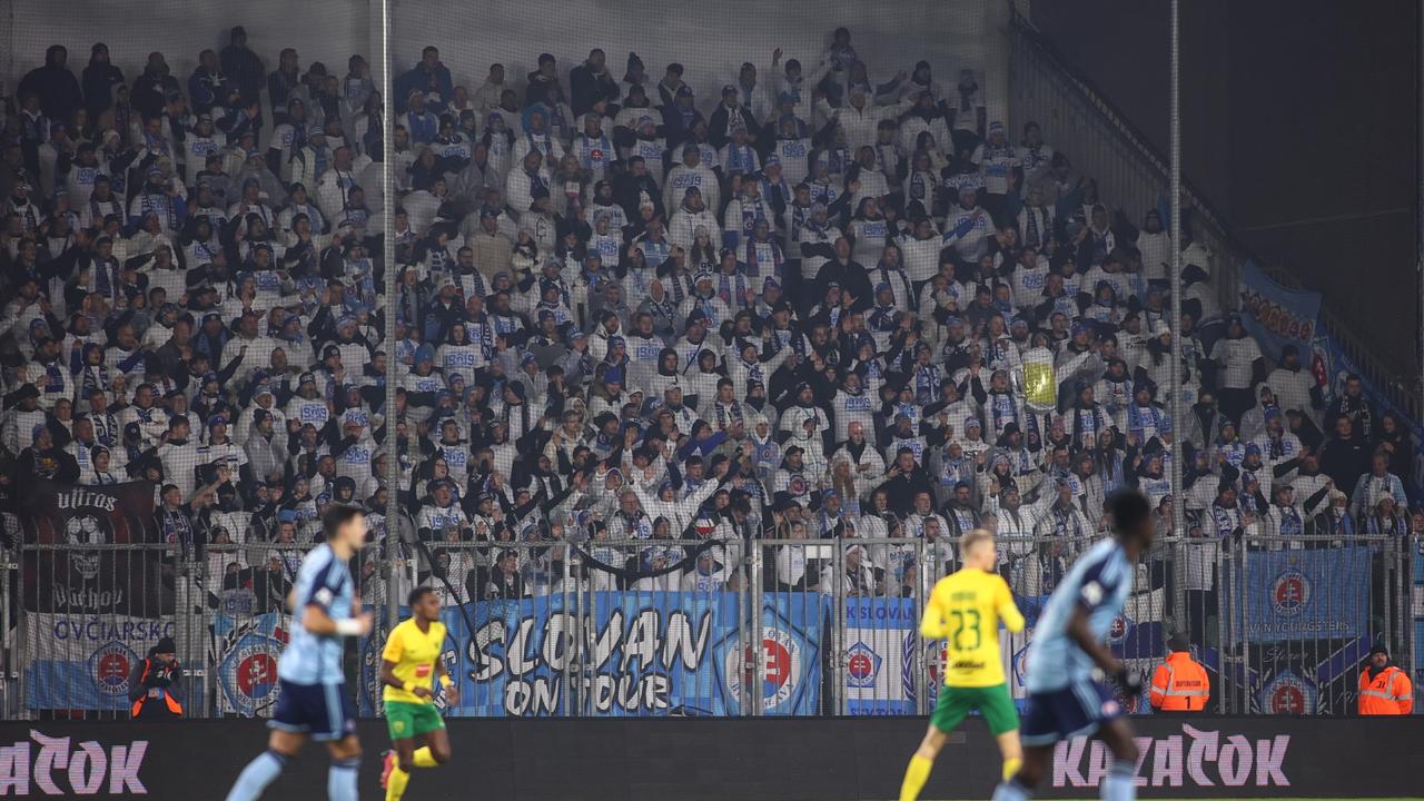 Na snímke fanúšikovia ŠK Slovan Bratislava v zápase 17. kola futbalovej Niké ligy medzi MŠK Žilina - ŠK Slovan Bratislava v sobotu 7. decembra 2024 v Žiline. FOTO TASR - Daniel Stehlík