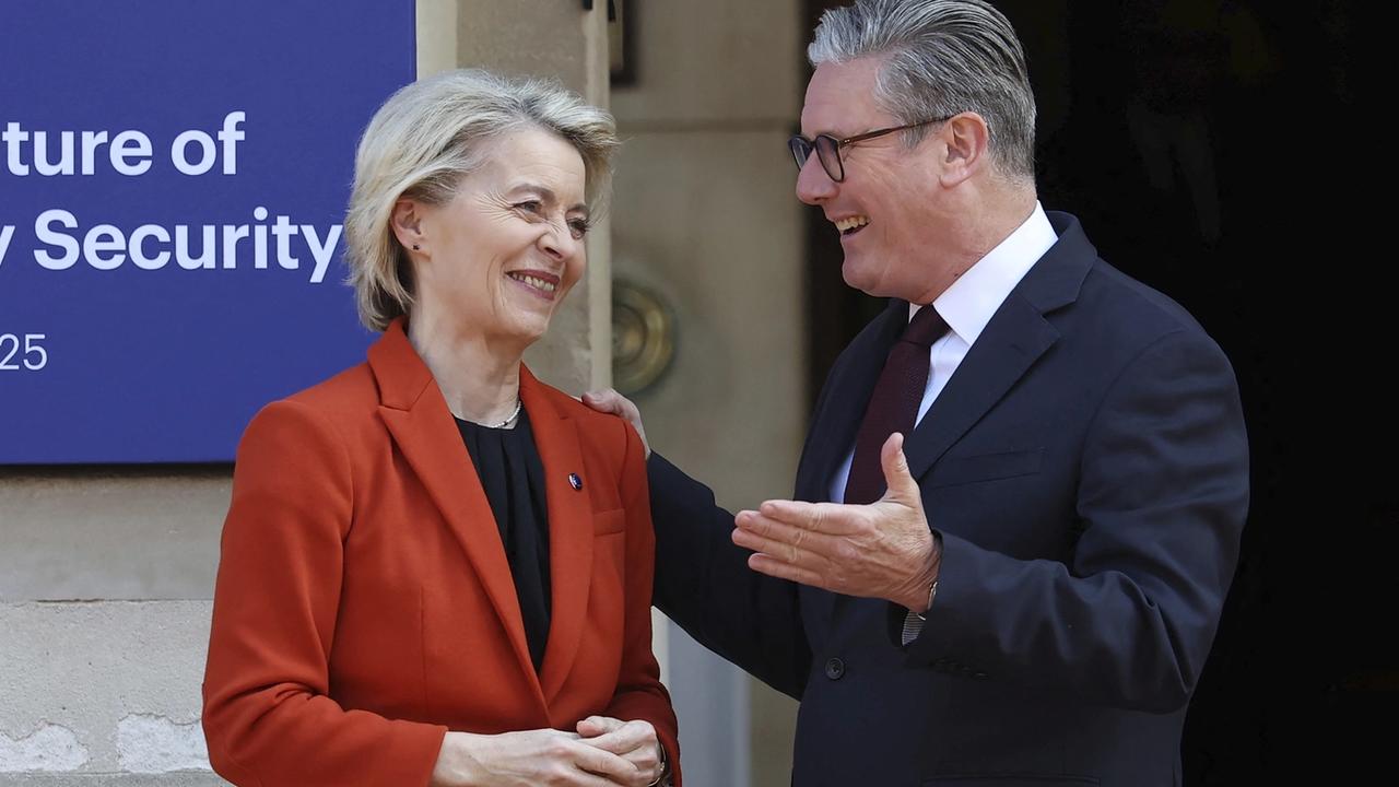 Predsedníčka Európskej komisie Ursula von der Leyenová (vľavo) a britský premiér Keir Starmer počas stretnutia.