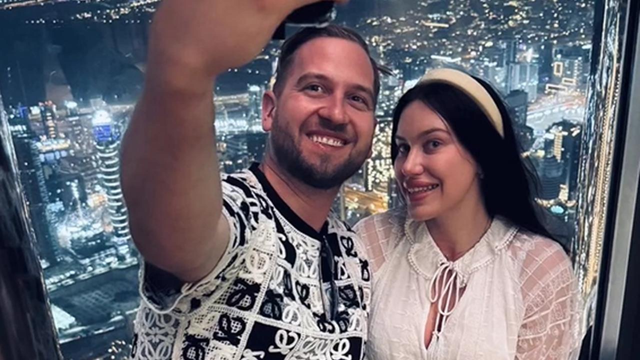 Máj 2025: Samo Tomeček sa prvýkrát pochválil fotkou s partnerkou Dominikou. Spolu randia už vyše roka.