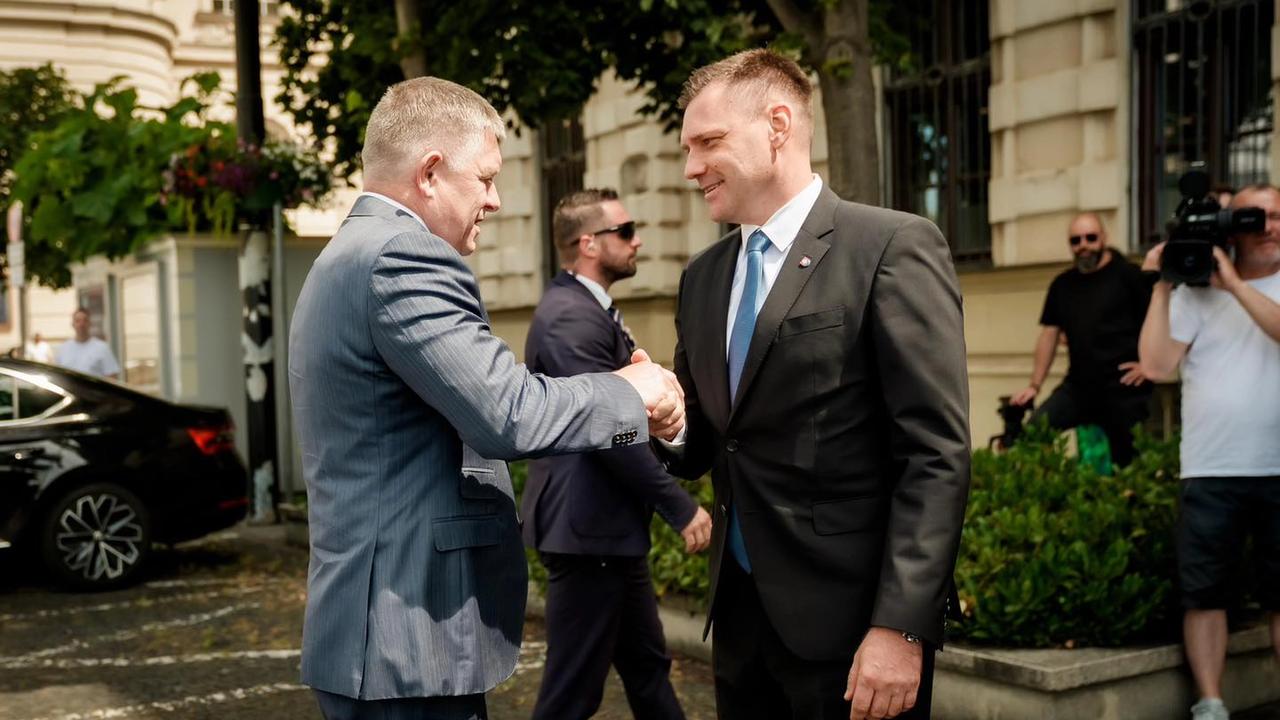 Na rezote životného prostredia splnili polovicu úloh, ktoré sú v programovom vyhlásení vlády. Jeho tempo je mimoriadne vysoké a razantné. Po kontrolnom dni na envirorezorte o tom informoval premiér Robert Fico (Smer). Na fotografii s vicepremiérom a enviroministrom Tomášom Tarabom (nom. SNS).