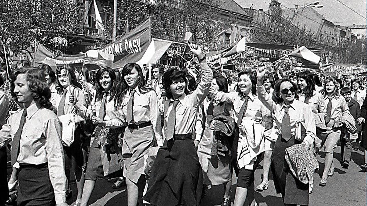 1976 Košice. Prvomájové sprievody boli podľa predstáv režimu vždy s radostne usmiatou mládežou. 