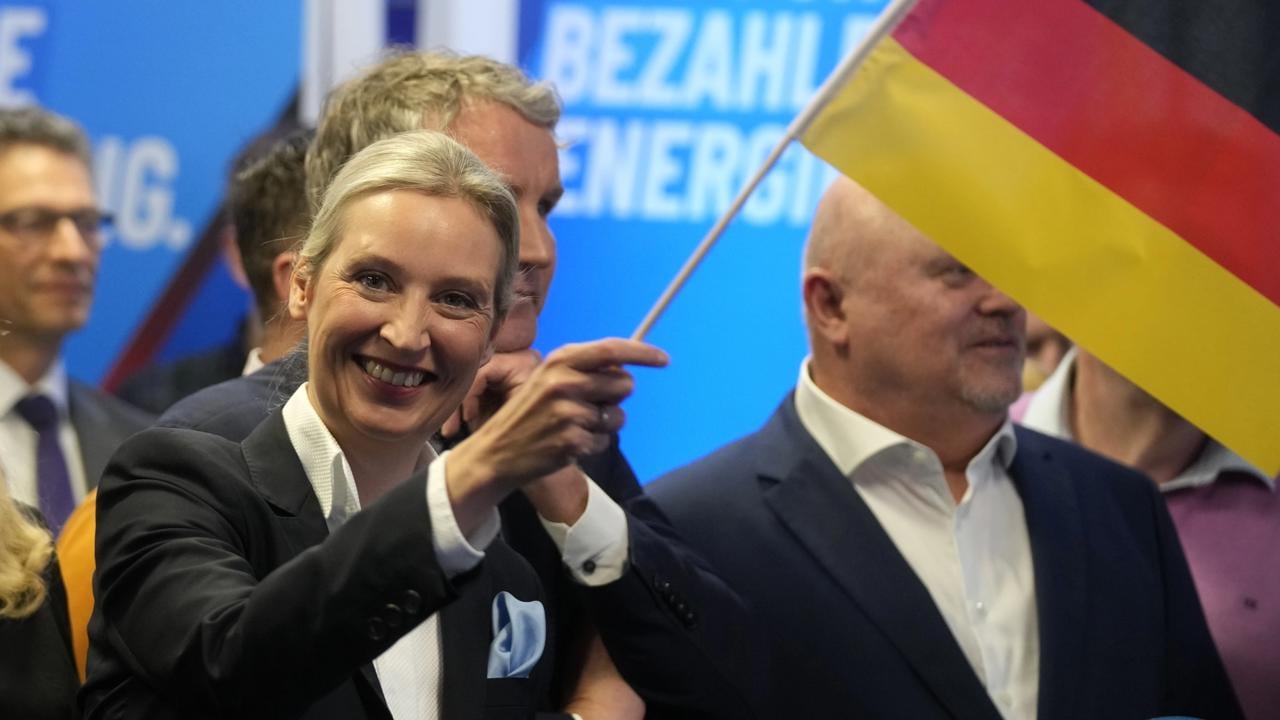 Spolupredsedníčka nemeckej nacionalistickej strany Alternatíva pre Nemecko (AfD) Alice Weidelová máva nemeckou vlajkou v sídle strany AfD po predčasných parlamentných voľbách v Nemecku.