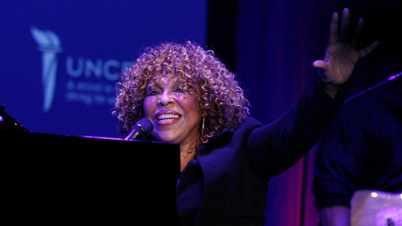 V 88 rokoch zomrela 24. februára 2025 americká speváčka a pianistka Roberta Flack, niekoľkonásobná držiteľka ocenenia Grammy.