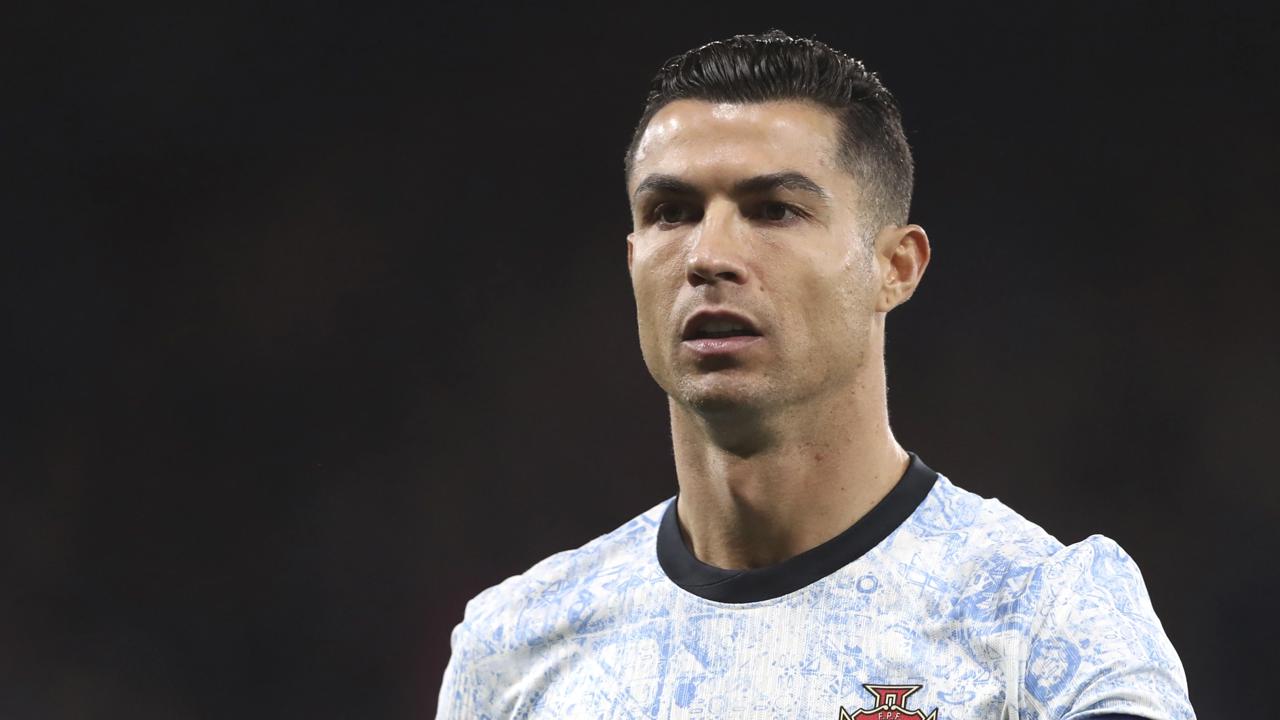 WA 50 Glasgow - Kapitán Portugalska Cristiano Ronaldo reaguje pred zápasom 4. kola A-divízie Ligy národov vo futbale Škótsko - Portugalsko v Glasgowe v utorok 15. októbra 2024. FOTO TASR/AP 


Portugal's Cristiano Ronaldo ahead the UEFA Nations League soccer match between Scotland and Portugal at Hampden Park in Glasgow, Scotland, Tuesday, Oct. 15, 2024. (AP Photo/Scott Heppell)