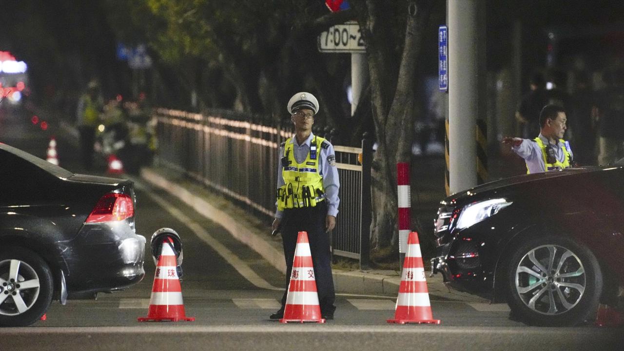 WA 23 Ču-chaj - Pracovníci bezpečnostných zložiek hliadkujú neďaleko športového centra, do ktorého narazilo auto v juhočínskom meste Ču-chaj v pondelok 11. novembra 2024. Pri incidente sa zranilo vyše 20 ľudí. Športové centrum vo štvrti Siang-čou, ktoré obvykle navštevujú stovky ľudí, po incidente až do odvolania zatvorili. FOTO TASR/AP  

A security person stands guard near a sports center where a man rammed a car into people exercising in Zhuhai, China Monday, Nov. 11, 2024. (Kyodo News via AP)