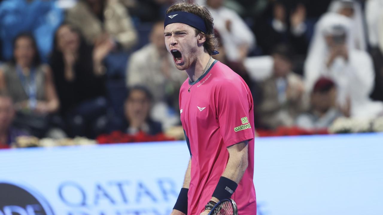 Ruský tenista Andrej Rublev reaguje počas finále mužskej dvojhry proti Britovi Jackovi Draperovi na tenisovom turnaji ATP v katarskej Dauhe.