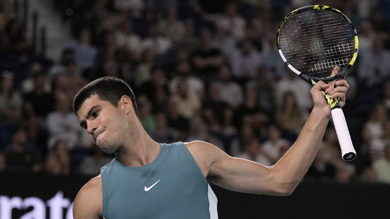 KK69 Melbourne - Španielsky tenista Carlos Alcaraz reaguje počas štvrťfinále mužskej dvojhry proti Srbovi Novakovi Djokovičovi na grandslamovom turnaji Australian Open v Melbourne 21. januára 2025. FOTO TASR/AP
Carlos Alcaraz of Spain reacts during his quarterfinal match against Novak Djokovic of Serbia at the Australian Open tennis championship in Melbourne, Australia, Wednesday, Jan. 22, 2025. (AP Photo/Ng Han Guan)