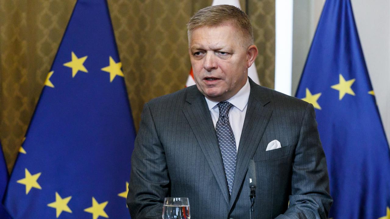 Na snímke predseda vlády SR Robert Fico (Smer-SD) počas tlačového vyhlásenia po slávnostnom podpise Memoranda o spolupráci medzi Slovenskou republikou a spoločnosťou Hyundai Mobis v Bratislave 15. októbra 2024. FOTO TASR - Dano Veselský