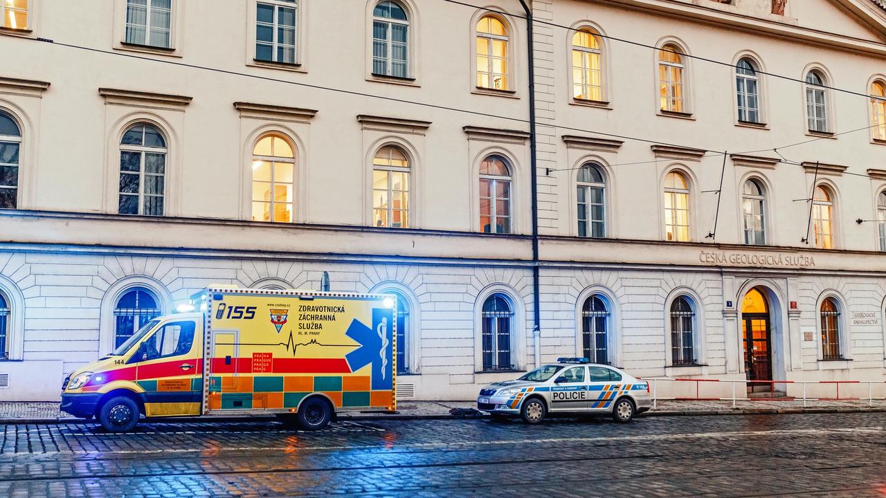 Sanitka a polícia. (Ilustračné foto)