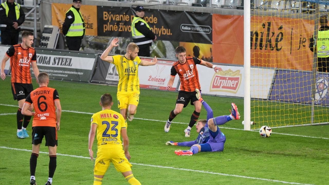 Na snímke vpravo dole brankár Ružomberka Dominik Ťapaj inkasuje druhý gól počas zápasu 10. kola futbalovej Niké ligy FC Košice - MFK Ružomberok 5. októbra 2024 v Košiciach. FOTO TASR - František Iván