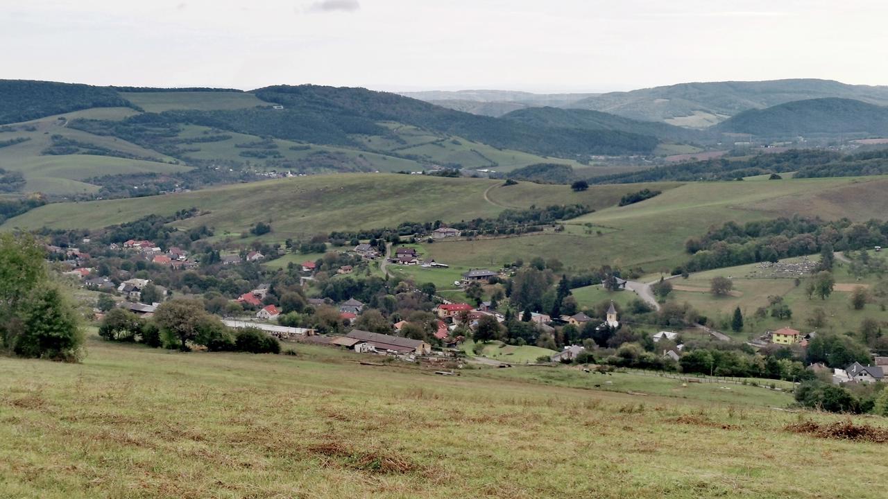 Obec leží pod Slanskými vrchmi.