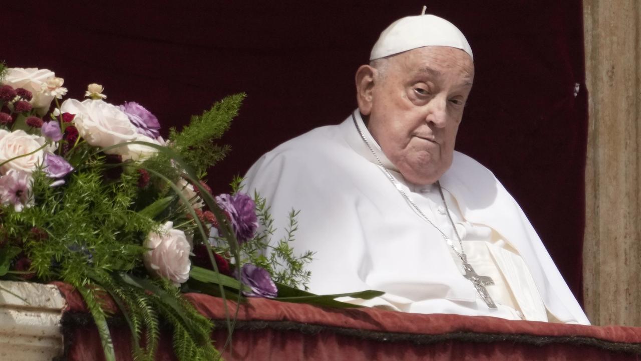 Pápež František pred udelením tradičného požehnania Urbi et orbi (Mestu a svetu) z balkóna Baziliky sv. Petra na konci veľkonočnej omše.