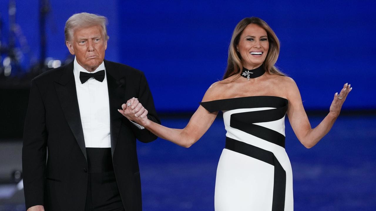 KK26 Washington - Americký prezident Donald Trump a prvá dáma USA Melania Trumpová tancujú na Plese slobody 20. januára 2025 vo Washingtone. Republikán Donald Trump sa v pondelok po zložení prísahy oficiálne stal v poradí 47. prezidentom Spojených štátov. FOTO TASR/AP
President Donald Trump and first lady Melania Trump at the Liberty Ball during the 60th Presidential Inauguration, Monday, Jan. 20, 2025, at the Washington Convention Center in Washington. (AP Photo/Julia Demaree Nikhinson)