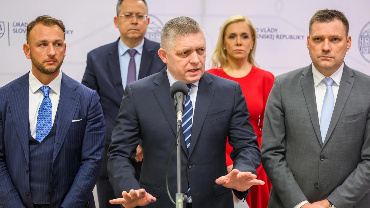 zľava minister vnútra SR Matúš Šutaj Eštok (Hlas-SD), minister financií SR Ladislav Kamenický (Smer-SD), predseda vlády SR Robert Fico (Smer-SD), podpredsedníčka vlády a ministerka hospodárstva SR Denisa Saková (Hlas-SD) a podpredseda vlády a minister životného prostredia SR Tomáš Taraba (nominant SNS) počas tlačovej konferencie po 64. schôdzi vlády SR v Bratislave 13. decembra 2024.