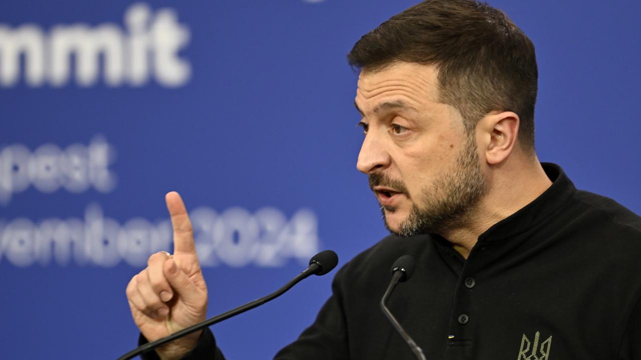 WA 53 Budapešť - Ukrajinský prezident Volodymyr Zelenskyj gestikuluje na tlačovej konferencii na 5. summite Európskeho politického spoločenstva (EPC) v Budapešti vo štvrtok 7. novembra 2024. FOTO TASR/AP

Ukraine's President Volodymyr Zelenskyy speaks during a press conference during the European Political Community (EPC) Summit at the Puskas Arena in Budapest , Hungary, Thursday, Nov. 7, 2024. (AP Photo/Denes Erdos)