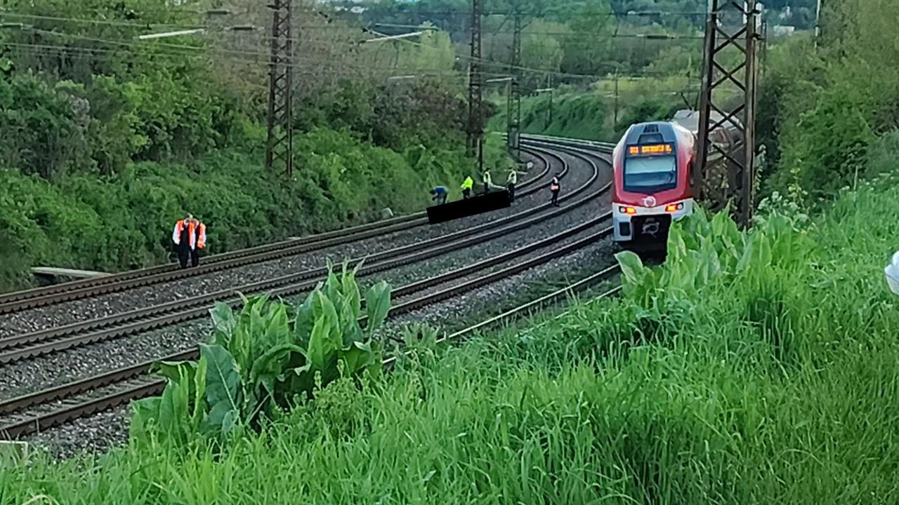 V blízkosti železničnej stanice Bratislava - Vinohrady zrazil v sobotu pred 17.30 h vlak dve osoby. Žena zraneniam podľahla, muž s vážnymi zraneniami z miesta ušiel. TASR o tom informoval bratislavský krajský policajný hovorca Michal Szeiff.
