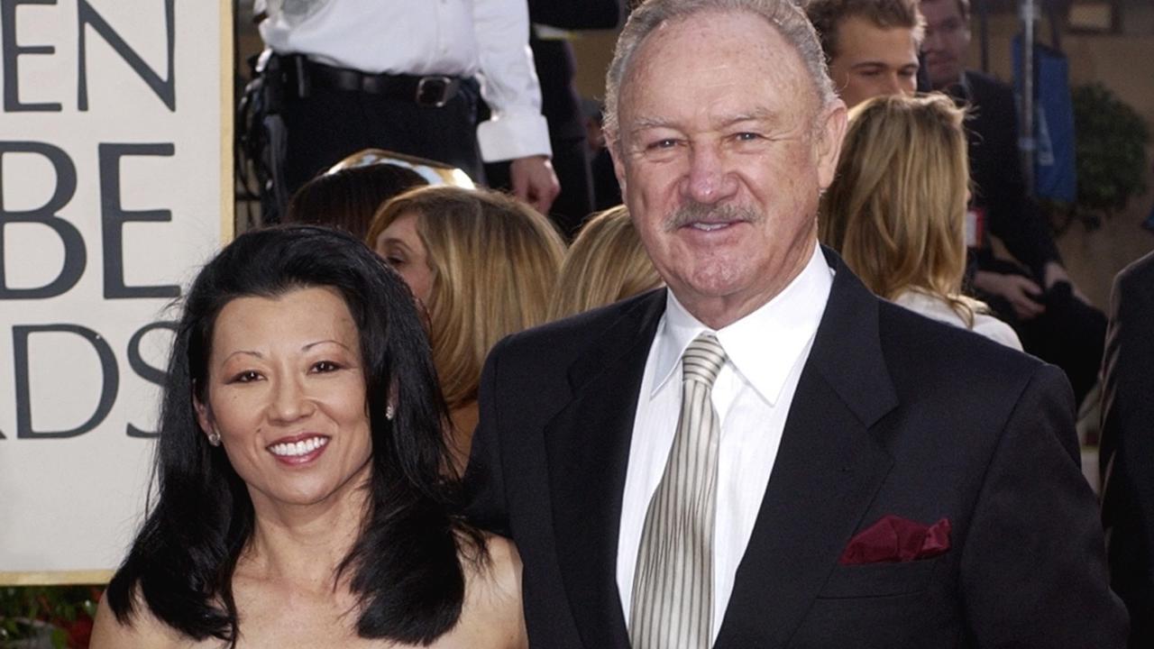 AZ16 archív Beverly Hills - Na archívnej snímke z 19. januára 2003 americký herec Gene Hackman (vpravo) a jeho manželka Betsy Arakawaová na 60. ročníku udeľovania Zlatých glóbusov v Beverly Hills v Kalifornii. Hackman zomrel vo veku 95 rokov. Jeho telo, ako aj telo jeho manželky objavili v ich dome v meste Santa Fe v štáte Nové Mexiko. FOTO TASR/AP
FILE - Actor Gene Hackman arrives with his wife, Betsy Arakawa, for the 60th Annual Golden Globe Awards in Beverly Hills, Calif., Sunday, Jan. 19, 2003. (AP Photo/Mark J. Terrill, File)