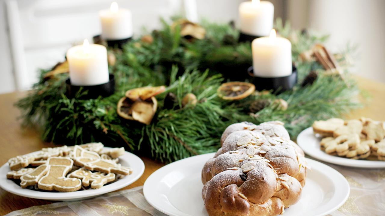 Tradícia adventných vencov vznikla na území dnešného Nemecka. Vytvorenie prvého moderného adventného venca vystaveného na verejnosti sa prisudzuje Johannovi Hinrichovi Wichernovi, evanjelickému pastorovi augsburského vyznania v Hamburgu.