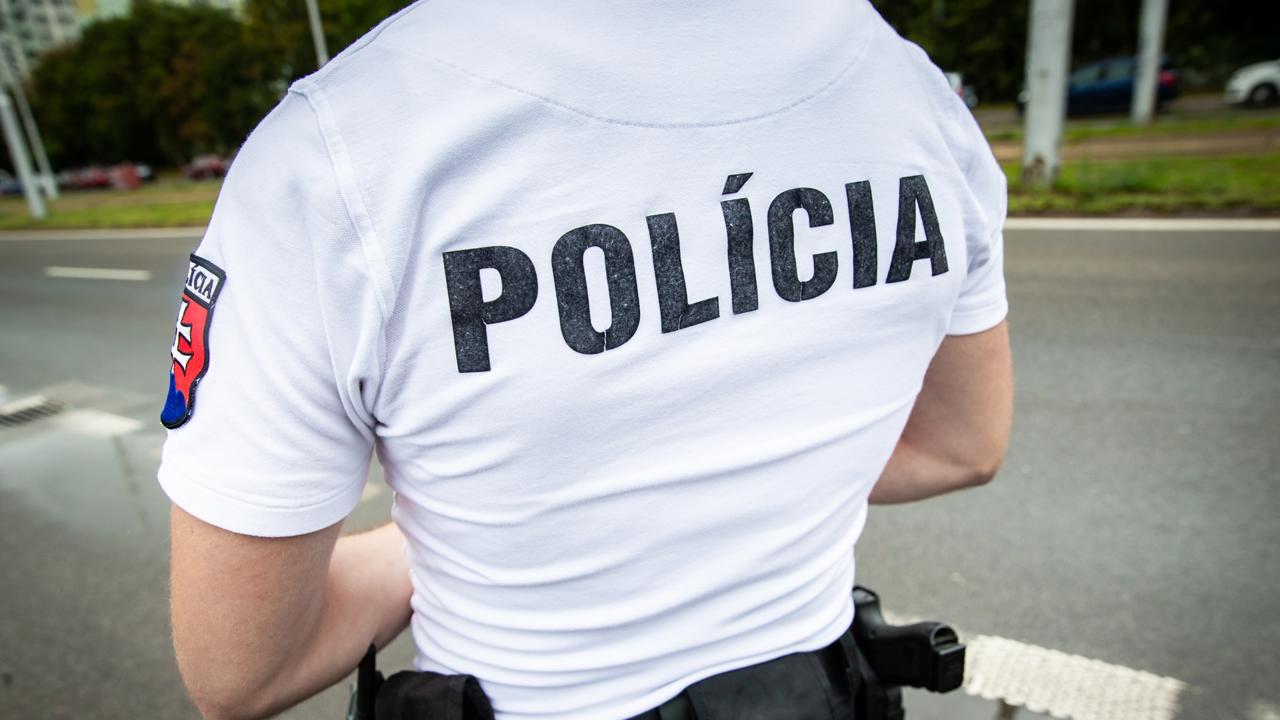 V Humennom došlo k šokujúcemu incidentu v blízkosti materskej školy, kde sa 38-ročný muž nielen vyzliekal, ale aj onanoval. Vďaka rýchlemu zásahu zamestnankyne škôlky skončil na policajnej stanici. Za svoj čin mu hrozí až trojročný trest. (Ilustračné foto)