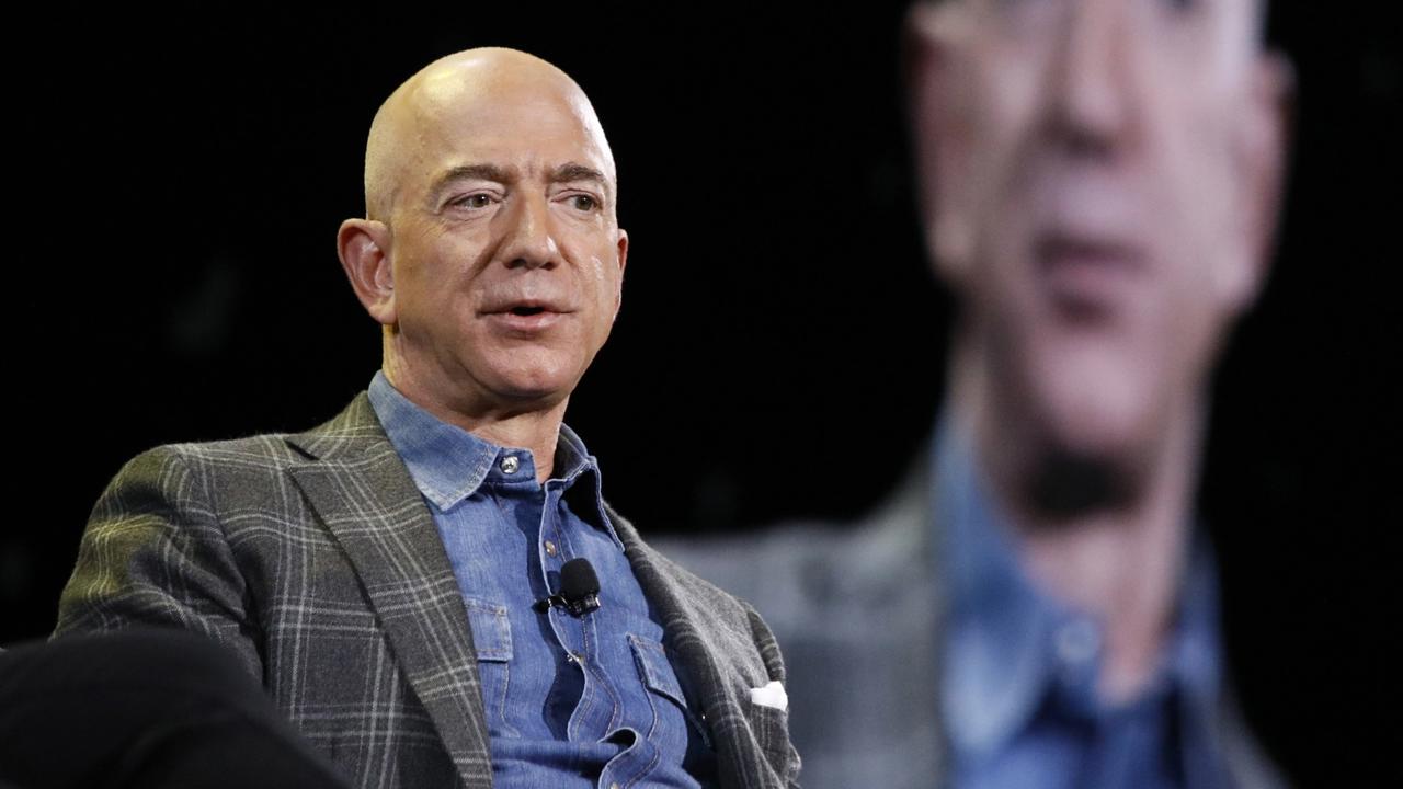 Na archívnej snímke z 6. júna 2019 v Las Vegas zakladateľ a výkonný predseda Amazonu Jeff Bezos. Spoločnosť Amazon sa rozhodla venovať jeden milión dolárov na inauguráciu novozvoleného amerického prezidenta Donalda Trumpa. Inauguráciu 20. januára 2025 zároveň odvysiela na svojej streamovacej službe Prime Video, čo predstavuje vecný dar v hodnote ďalšieho milióna.