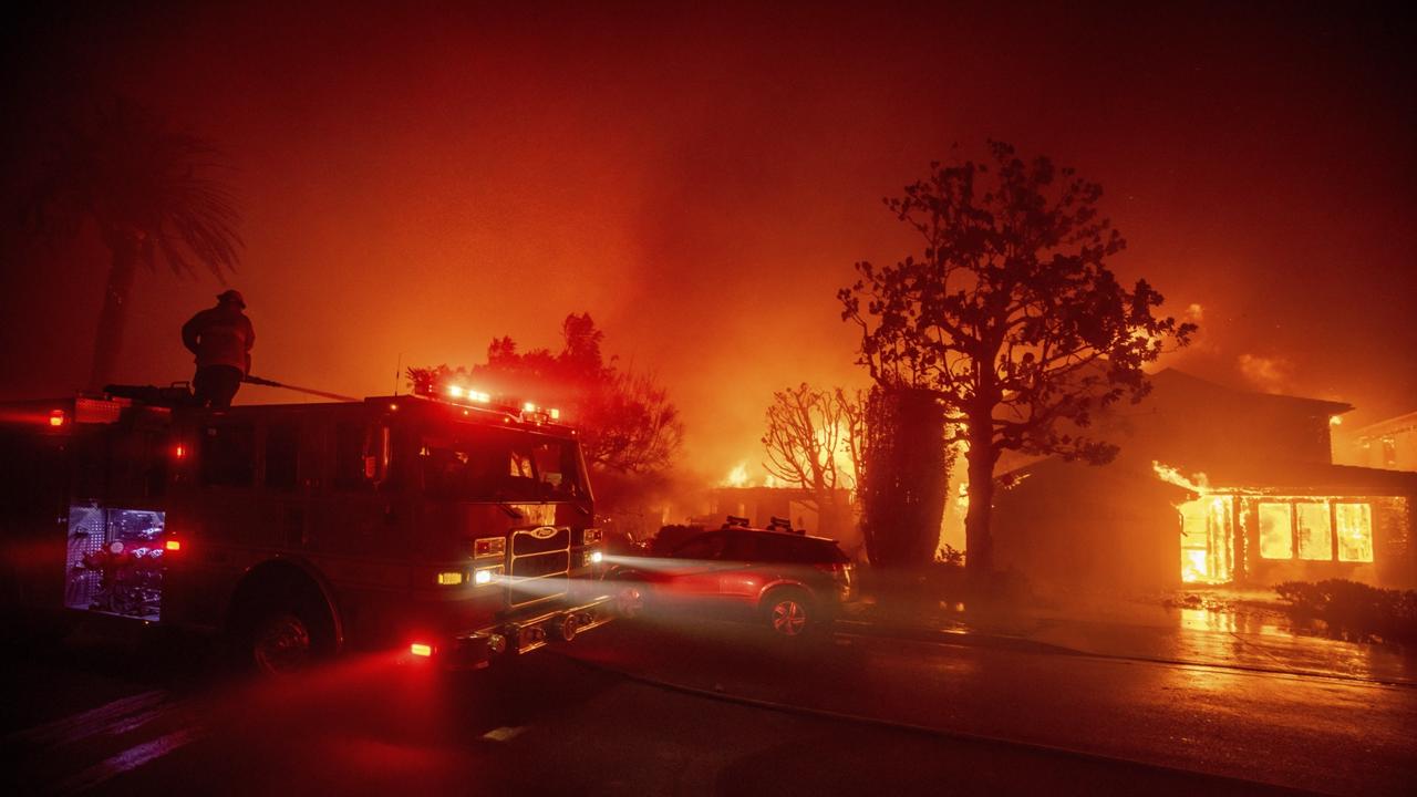 Hasiči zasahujú počas lesného požiaru, ktorý zachvátil  štvrť Pacific Palisades v meste Los Angeles v americkom štáte Kalifornia v utorok 7. januára 2025.