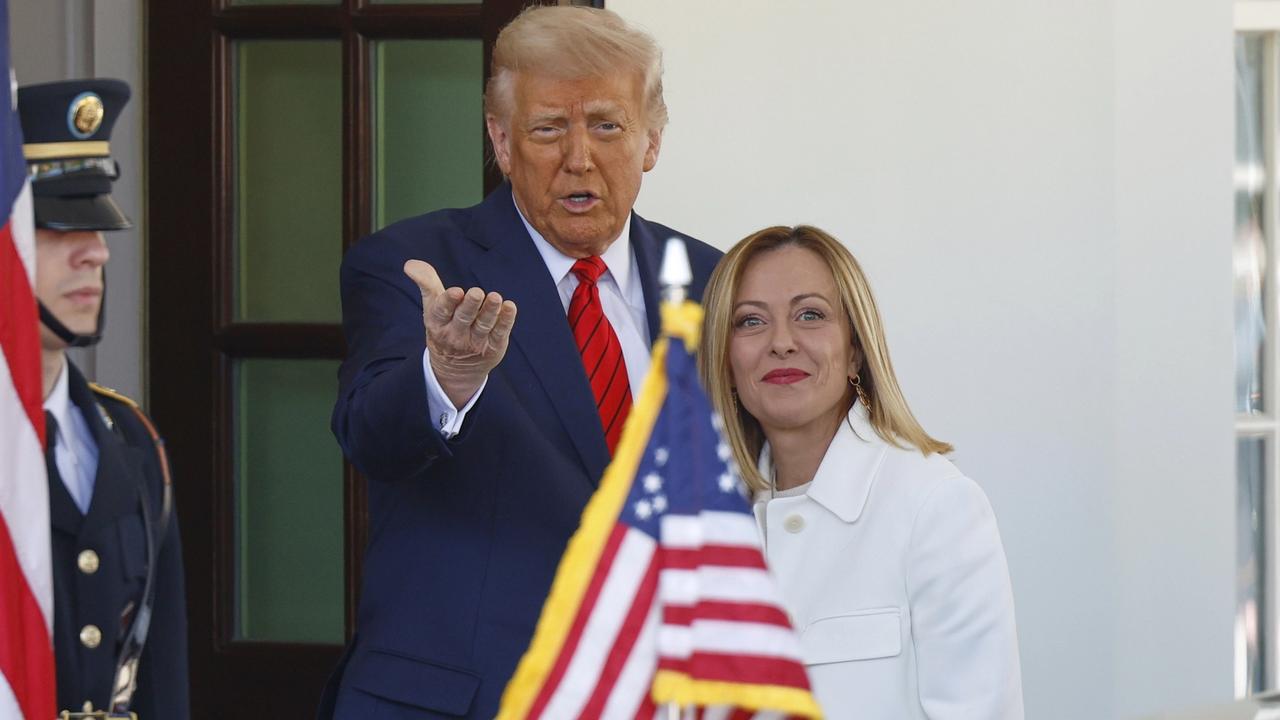 Americký prezident Donald Trump (uprostred) víta taliansku premiérku Giorgiu Meloniovú pred ich stretnutím v Bielom dome.