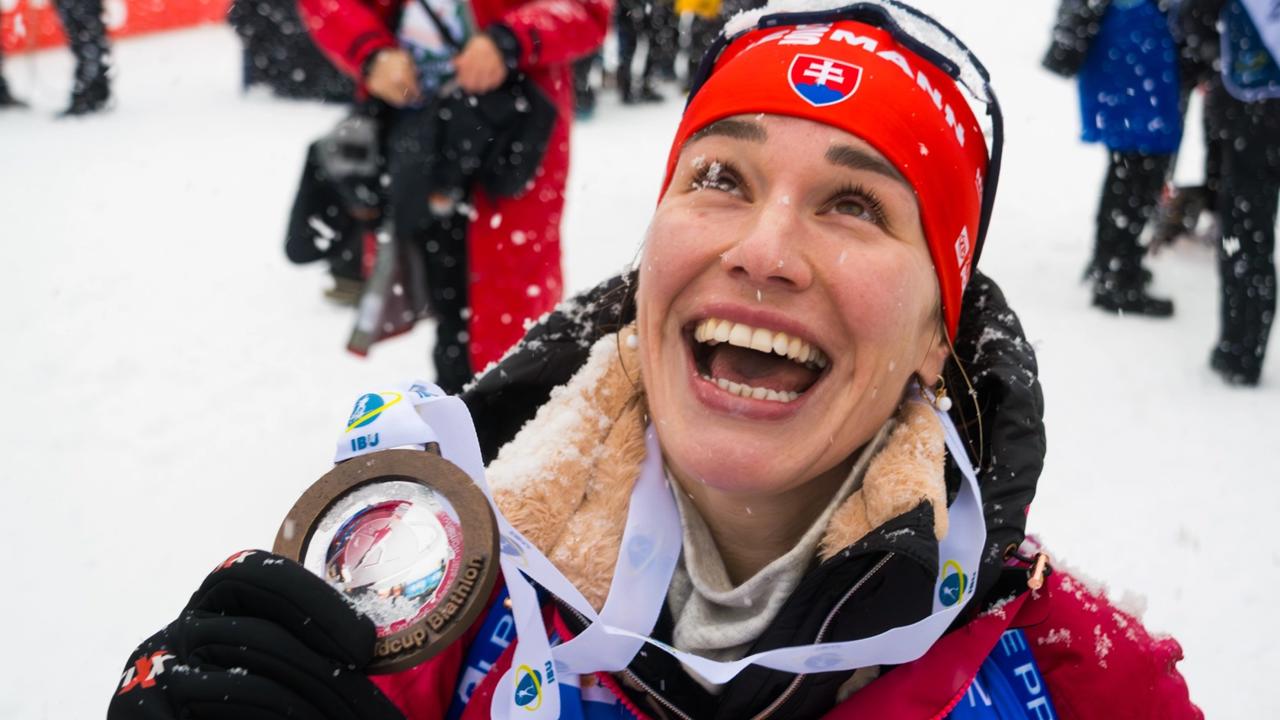 Paulína Bátovská sa raduje po pretekoch s hromadným štartom na 12,5 km na podujatí 3. kola Svetového pohára vo francúzskom meste Annecy.