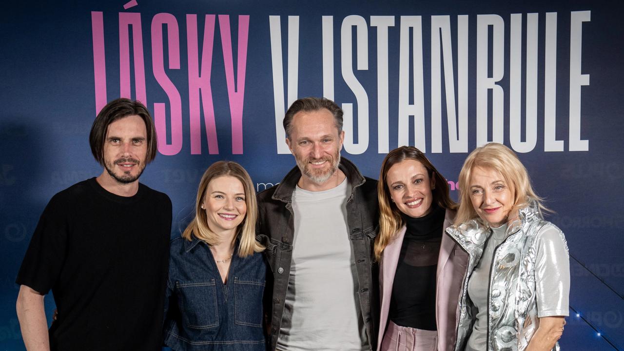 V seriáli sa okrem zamestnancov konzulátu objavia mnohé známe tváre: Veronika Žilková, Sava Popovič, Juraj Bača, Maroš Kramár, Anna Šišková, Marián Labuda ml., Hana Holišová, Ondřej Sokol, Roman Poláčik, Jakub Kuka, Elena Kolek Spaskov, Ester Geislerová.