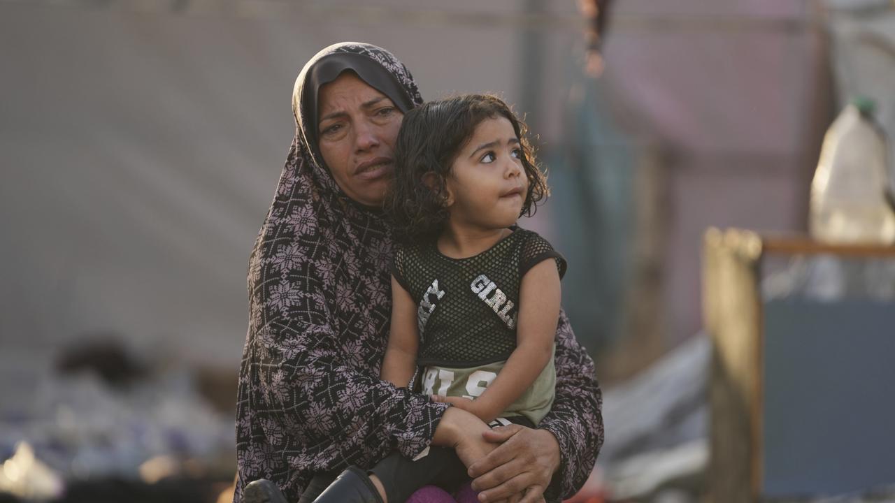 AZ6 Dajr al-Balah - Palestínčania sa pozerajú na škody, ktoré spôsobil požiar po vzdušnom útoku izraelskej armády, ktorý zasiahol stanový tábor na nádvorí nemocnice v meste Dajr al-Balah v Pásme Gazy v pondelok 14. októbra 2024. FOTO TASR/AP


Palestinians react to a fire after an Israeli strike hit a tent area in the courtyard of Al Aqsa Martyrs hospital in Deir al Balah, Gaza Strip, Monday, Oct. 14, 2024. (AP Photo/Abdel Kareem Hana)