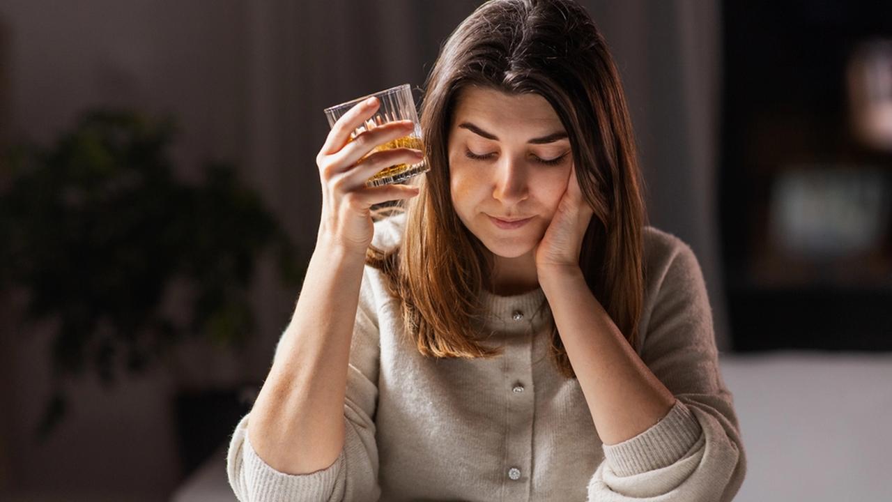 Alkohol sa spája s oddychom aj zábavou, no jeho vplyv na mozog môže byť tichý a nebezpečný. Nový výskum odhaľuje, že aj mierne pitie si môže vypýtať svoju daň na našej pamäti a myslení.