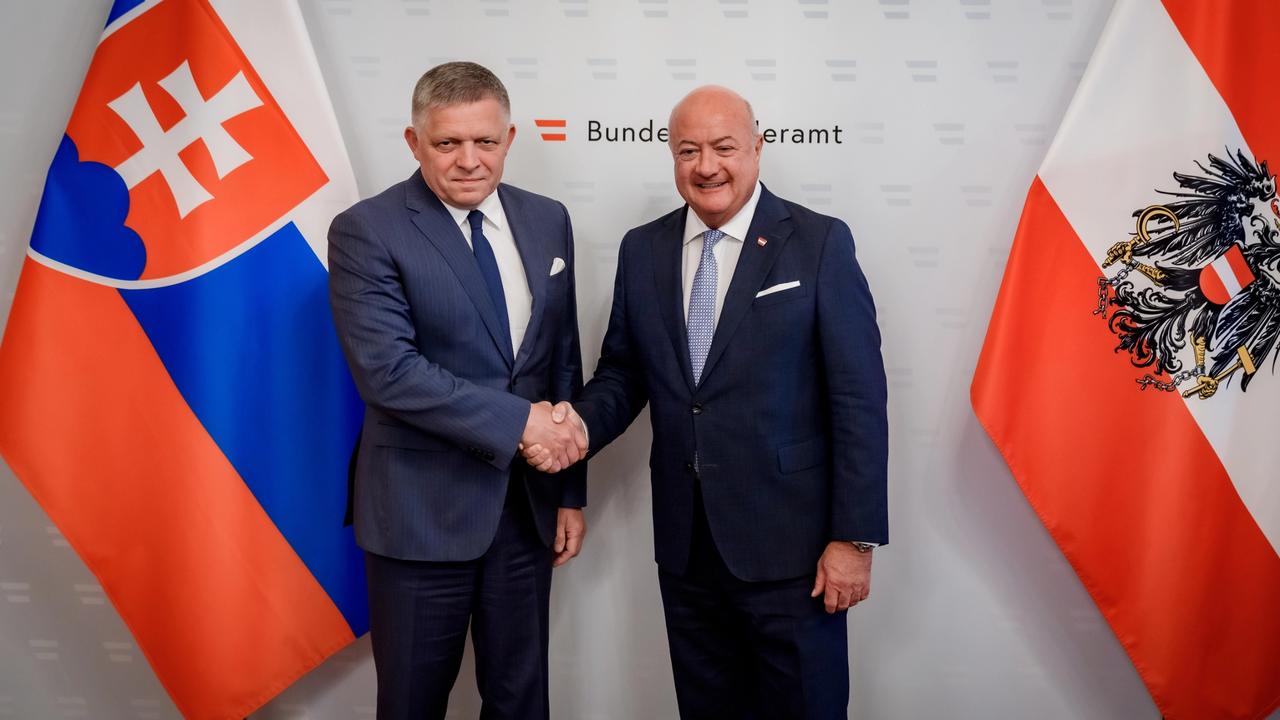 Slovenského premiéra Roberta Fica prijal v utorok vo Viedni rakúsky spolkový kancelár Christian Stocker. Na rokovaní sa zhodli, že spoločným cieľom oboch krajín je silná, odolná a bezpečná Európska únia. Išlo o ich prvé bilaterálne stretnutie.