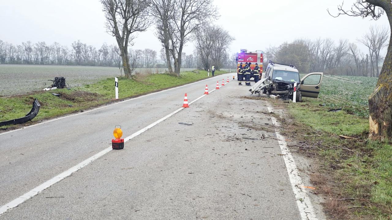 Polícia vyšetruje príčiny a okolnosti dopravnej nehody, ktorá sa stala v piatok ráno medzi obcami Špačince a Dolné Dubové v okrese Trnava.