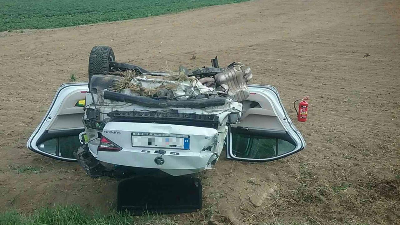 Na snímke osobný automobil, ktorý skončil v poli prevrátený na streche po zrážke s nákladným autom na ceste I/9 v katastri obce Trenčianske Mitice.