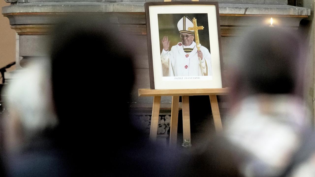 Svet smúti po správe o smrti pápeža Františka.