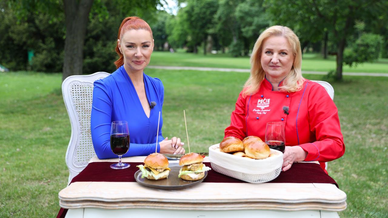 Finalisti štvrtej série Pečie celé Slovensko sa v štvrtej epizóde popasovali s hamburgerovými žemľami. Na snímke porotkyne Pera Tóthová a Jožka Zaukolcová.