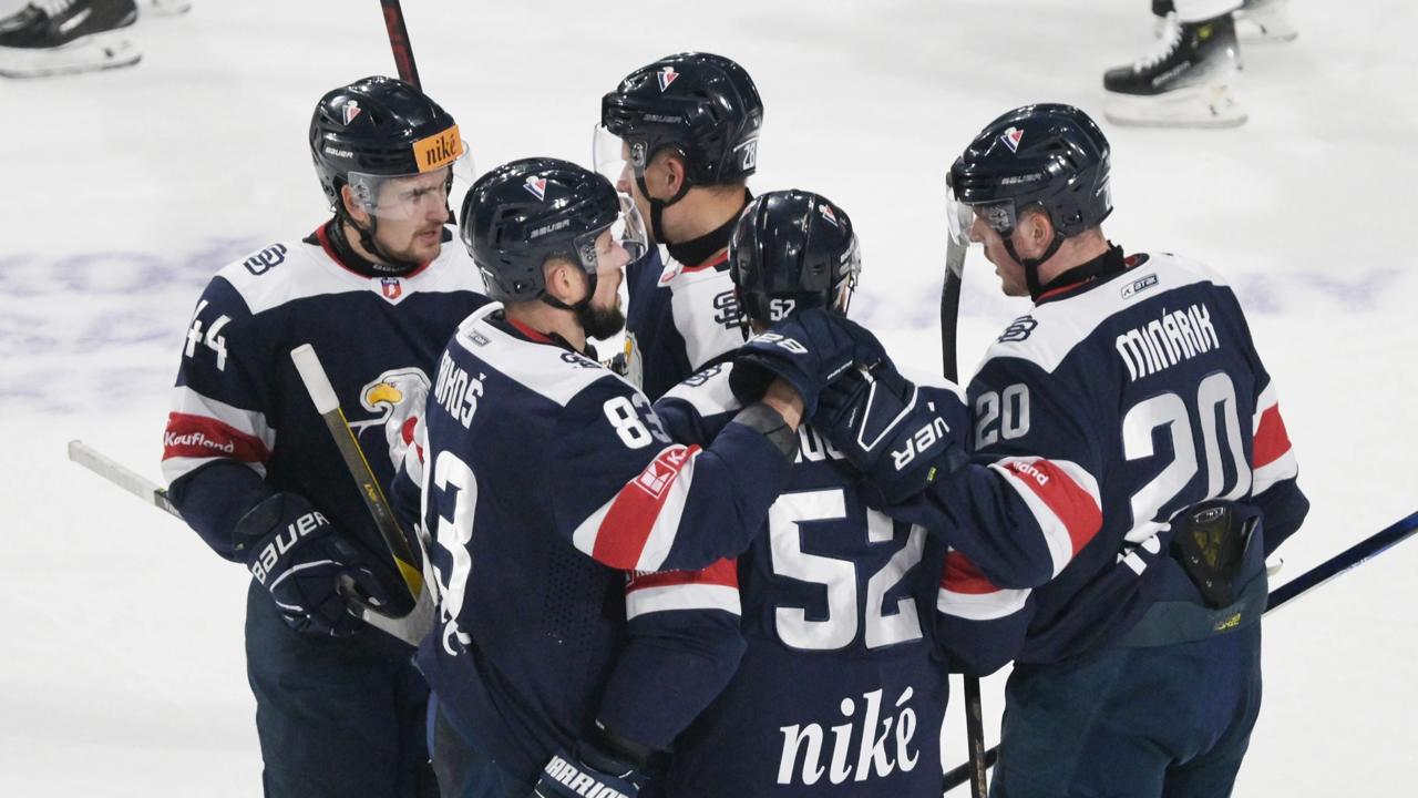 Na snímke gólová radosť hráčov Slovana Bratislava počas zápasu 11. kola hokejovej Tipos extraligy HC Košice – HC Slovan Bratislava 18. októbra 2024 v Košiciach. FOTO TASR – František Iván