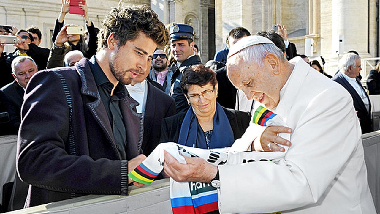 Peter Sagan - Trojnásobný majster sveta v cyklistike daroval pápežovi pri osobnom stretnutí vo Vatikáne bicykel. Stalo sa tak v januári 2018.
