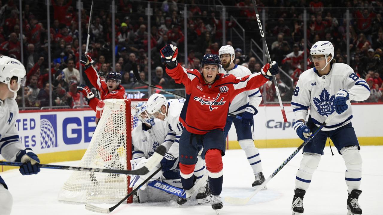 Martin Fehérváry sa teší z gólu, ktorý strelil jeho spoluhráč Taylor Raddysh v zápase zámorskej NHL Washington Capitals - Toronto Maple Leafs