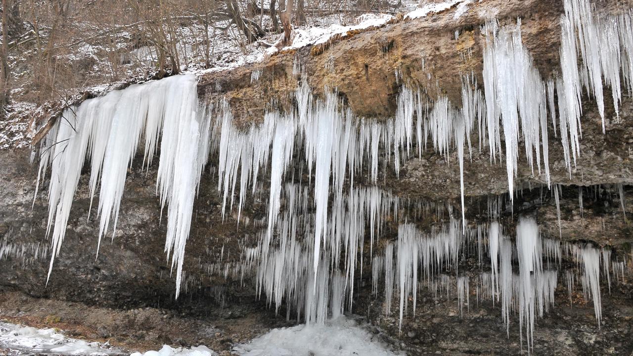 Pohodlná túra k Šikľavej skale je vhodná aj pre deti a vozičkárov. Ľadopád je vysoký 14 a dlhý 30 metrov.