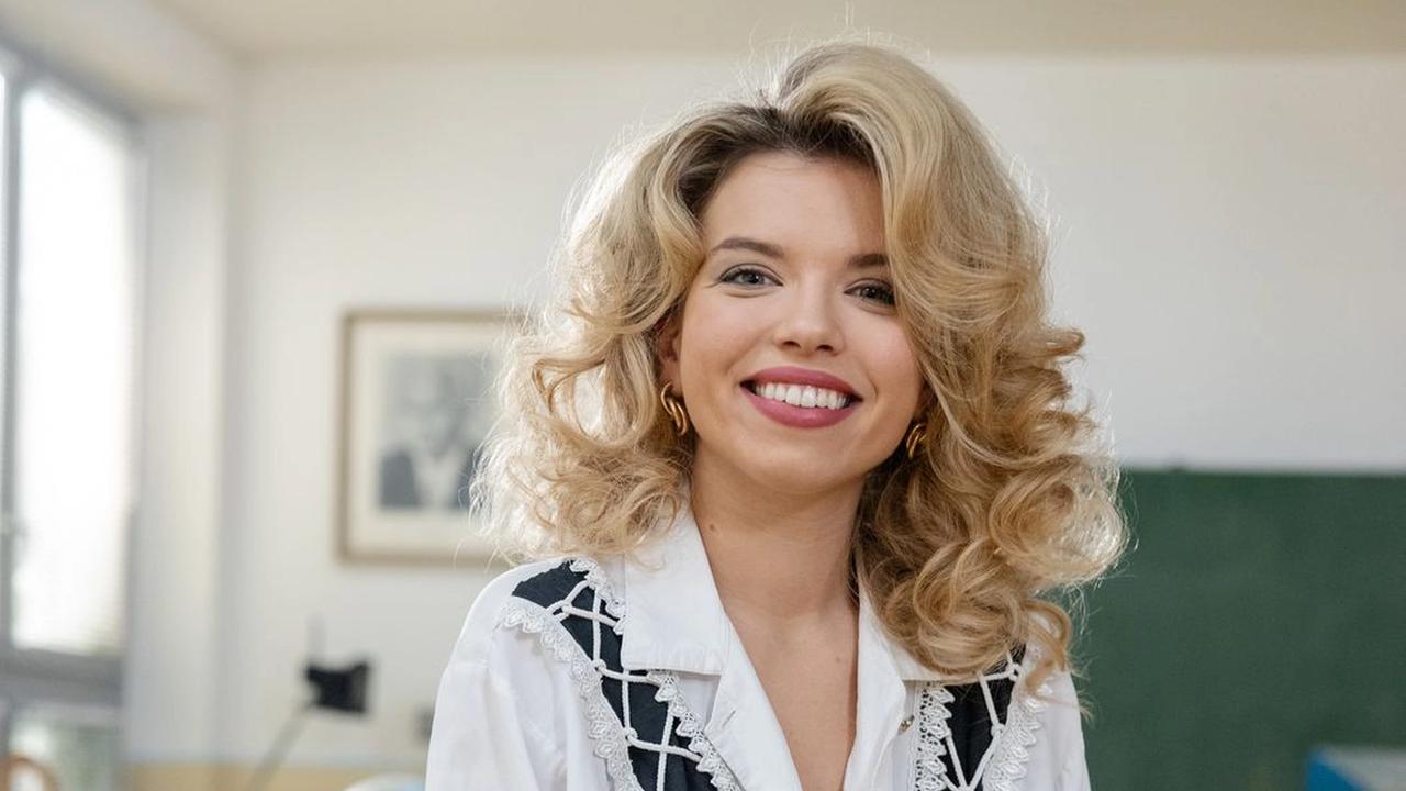 Kristína Sisková ako súdružka učiteľka Andrea Marková.