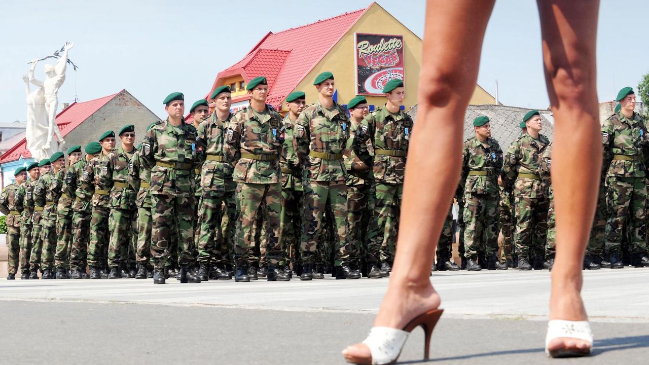 Za 20 rokov v TASR som spravil okolo 10 000 fotoreportáži, čo predstavuje zhruba 100 000 fotografií. Výber preto nebol ľahký. Pri niektorých som však hneď vedel, že ich chcem na výstave. Fotografovať ho podľa vlastných slov baví aj po 44 rokoch. O to viac, že práca v TASR je rôznorodá. „Každý deň je iný, nikdy neviem, čo budem fotiť. Stále som v očakávaní, čo zažijem,“ dodal.