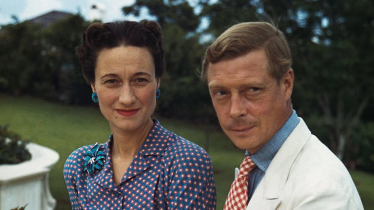 Kráľ Eduard VIII. sa kvôli rozvedenej američanke Wallis Simpson vzdal trónu.