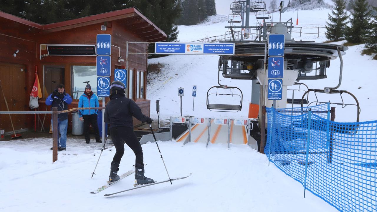 Na snímke lyžiari počas prvej lyžovačky v lyžiarskom stredisku Záhradište na Donovaloch v okrese Banská Bystrica 29. novembra 2024. Lyžiarske stredisko Donovaly otvorilo v piatok zimnú sezónu ako prvé na Slovensku. V prevádzke je štvorsedačková lanovka Buly Express Záhradište a vlek P2, lyžovať sa dá na zjazdovkách pri Lomenej pome. FOTO TASR - Ján Krošlák