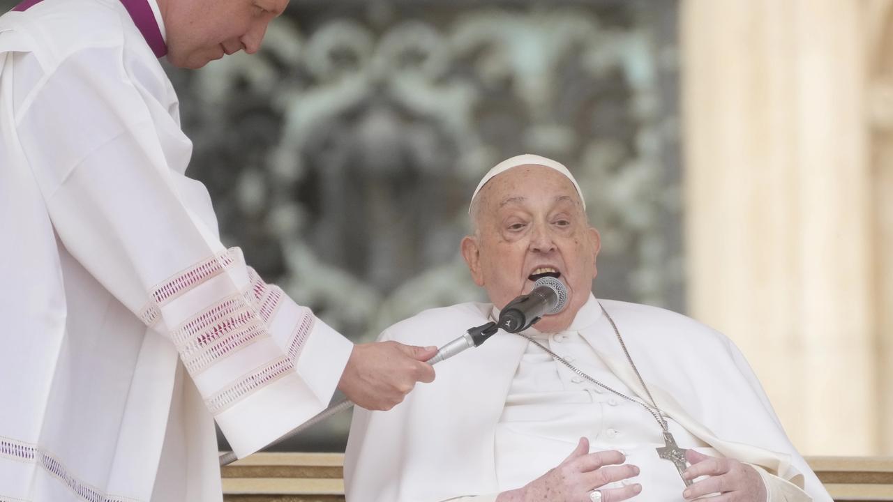 Pápež František želá šťastnú Kvetnú nedeľu, šťastný Svätý týždeň veriacim, ktorí sa zišli na omši na Námestí sv. Petra vo Vatikáne v nedeľu 13. apríla 2025.